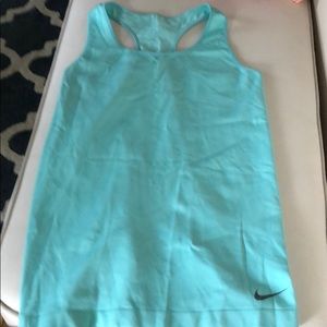 Nike form fitting workout tank - Size L